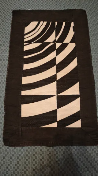 Alfombra diseño geométrico blanco y negr