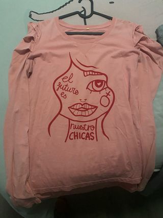 Camiseta rosa con estampado gráfico