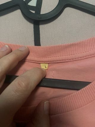 Camiseta rosa con estampado gráfico