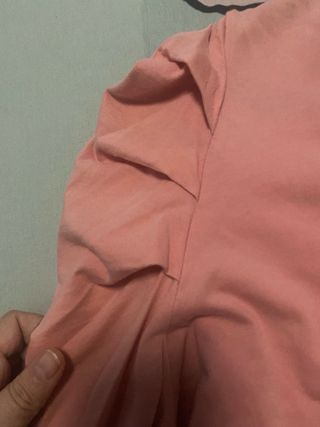 Camiseta rosa con estampado gráfico