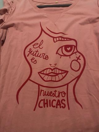 Camiseta rosa con estampado gráfico