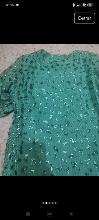 Vestido verde con lentejuelas y cinturón