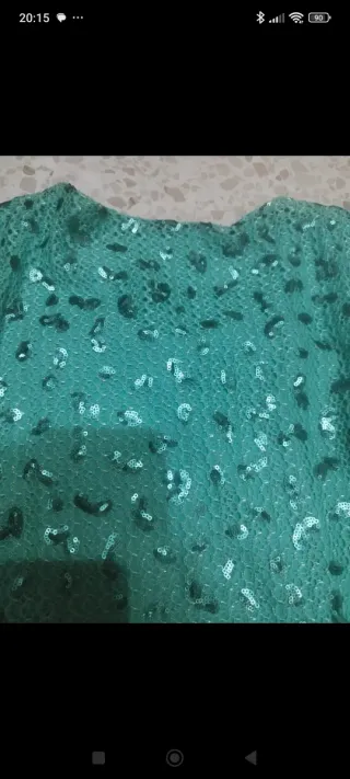 Vestido verde con lentejuelas y cinturón