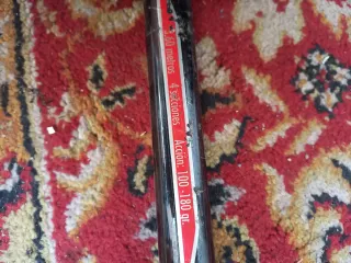 Caña de pescar con carrete gris