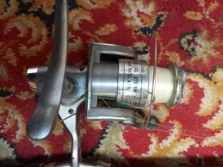 Caña de pescar con carrete gris