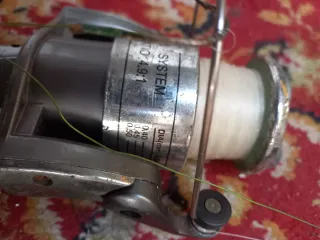 Caña de pescar con carrete gris