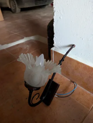 Aplique de forja con pantalla de cristal