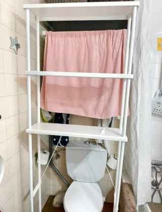 Estantería blanca para baño
