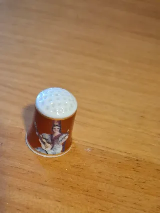 Dedal de colección con figura