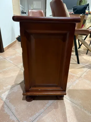Cómoda de madera y mesita de noche