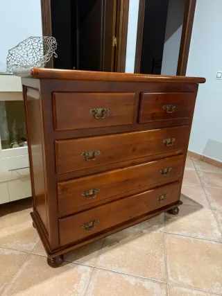 Cómoda de madera y mesita de noche