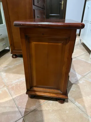 Cómoda de madera y mesita de noche