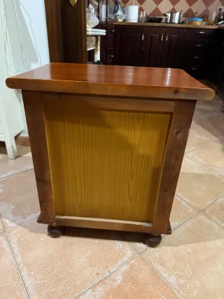 Cómoda de madera y mesita de noche