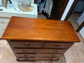 Cómoda de madera y mesita de noche