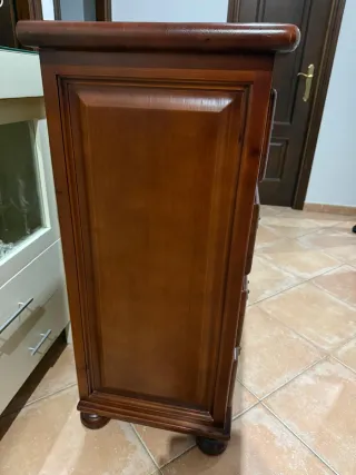 Cómoda de madera y mesita de noche