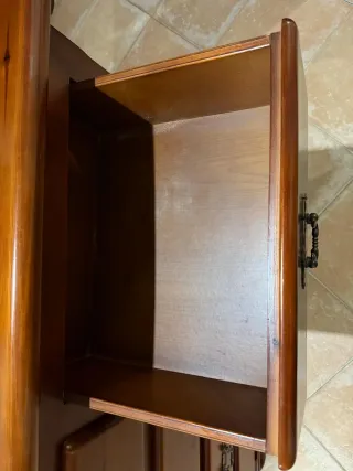 Cómoda de madera y mesita de noche