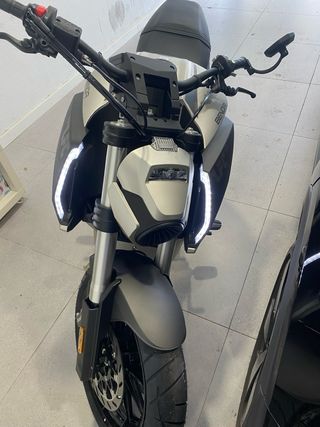 Motocicleta BENDA LFC 700