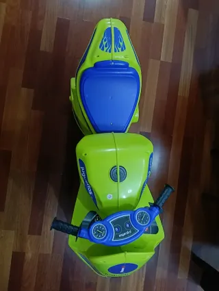 Moto correpasillos verde y azul