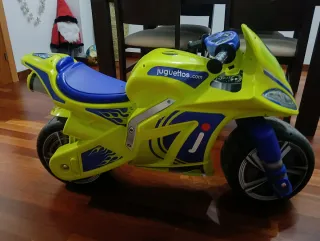 Moto correpasillos verde y azul