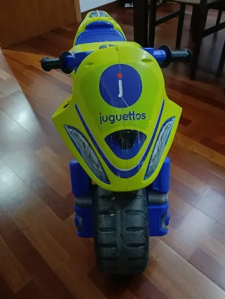 Moto correpasillos verde y azul