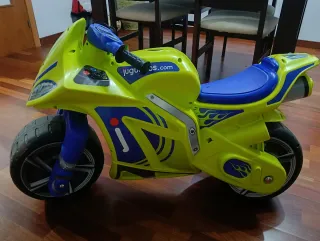 Moto correpasillos verde y azul