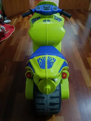 Moto correpasillos verde y azul