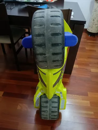 Moto correpasillos verde y azul