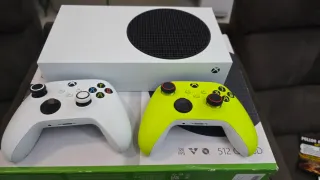 Xbox Series S + 2 Mandos (Blanco y Verde)