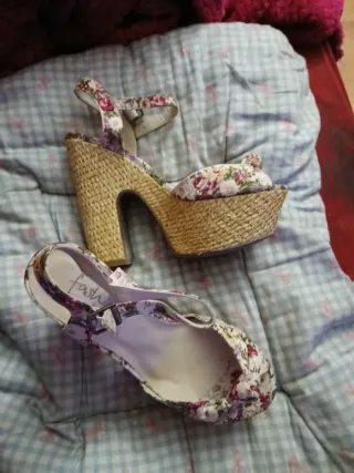 Sandalias de tacón con plataforma floral