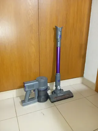 Aspiradora de mano y escoba morada