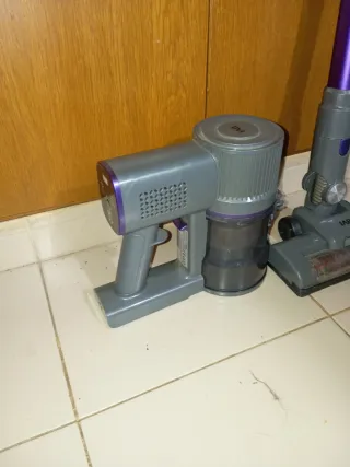 Aspiradora de mano y escoba morada