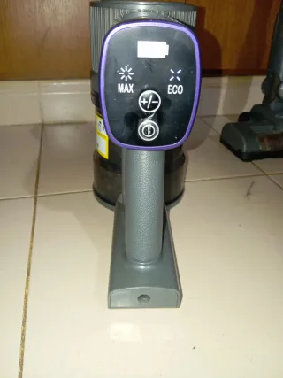 Aspiradora de mano y escoba morada