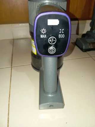 Aspiradora de mano y escoba morada