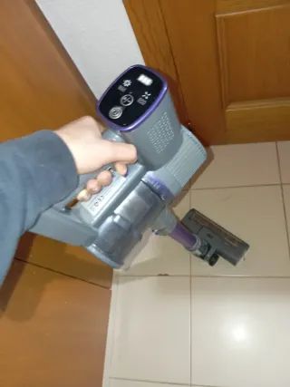 Aspiradora de mano y escoba morada