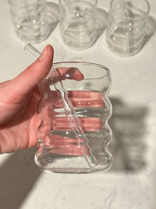 Bicchieri ondulati con cannuccia in vetro da caffè