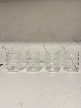 Bicchieri ondulati con cannuccia in vetro da caffè