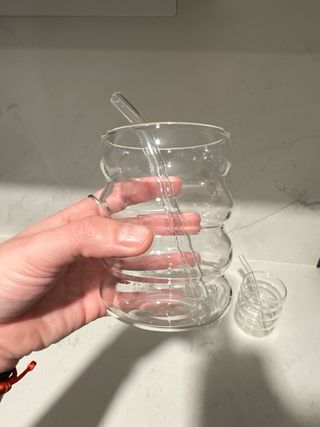 Bicchieri ondulati con cannuccia in vetro da caffè