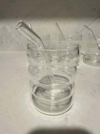 Bicchieri ondulati con cannuccia in vetro da caffè