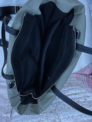 Bolso verde acolchado con cremalleras