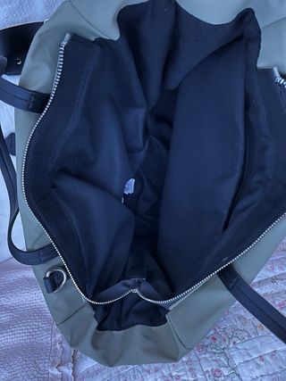 Bolso verde acolchado con cremalleras