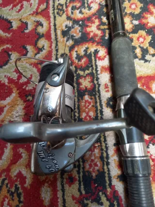 Caña de pescar con carrete