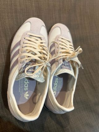 Deportivas Adidas Blancas y Moradas