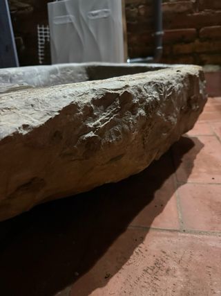 Pila antigua de piedra maciza