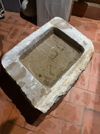 Pila antigua de piedra maciza