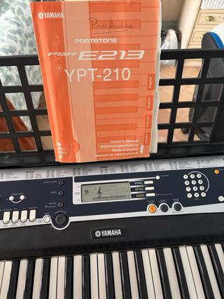 Teclado Yamaha YPT-210 con soporte y manual