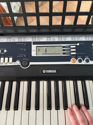 Teclado Yamaha YPT-210 con soporte y manual