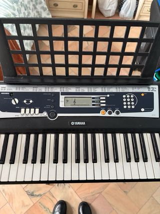 Teclado Yamaha YPT-210 con soporte y manual