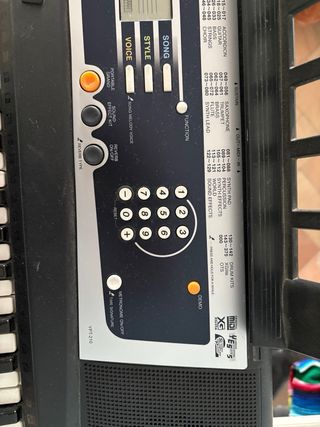 Teclado Yamaha YPT-210 con soporte y manual