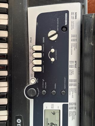 Teclado Yamaha YPT-210 con soporte y manual