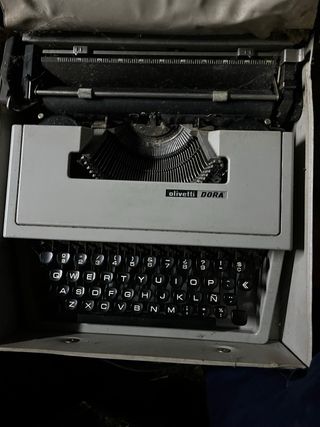 Macchine da scrivere Olympiette Deluxe e Olivetti Dora in buono stato con tastiera spagnola